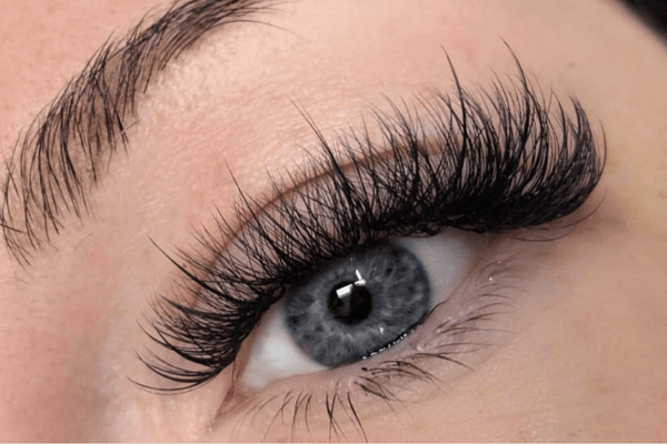 The Ultimate Guide To Hybrid Lash Extensions